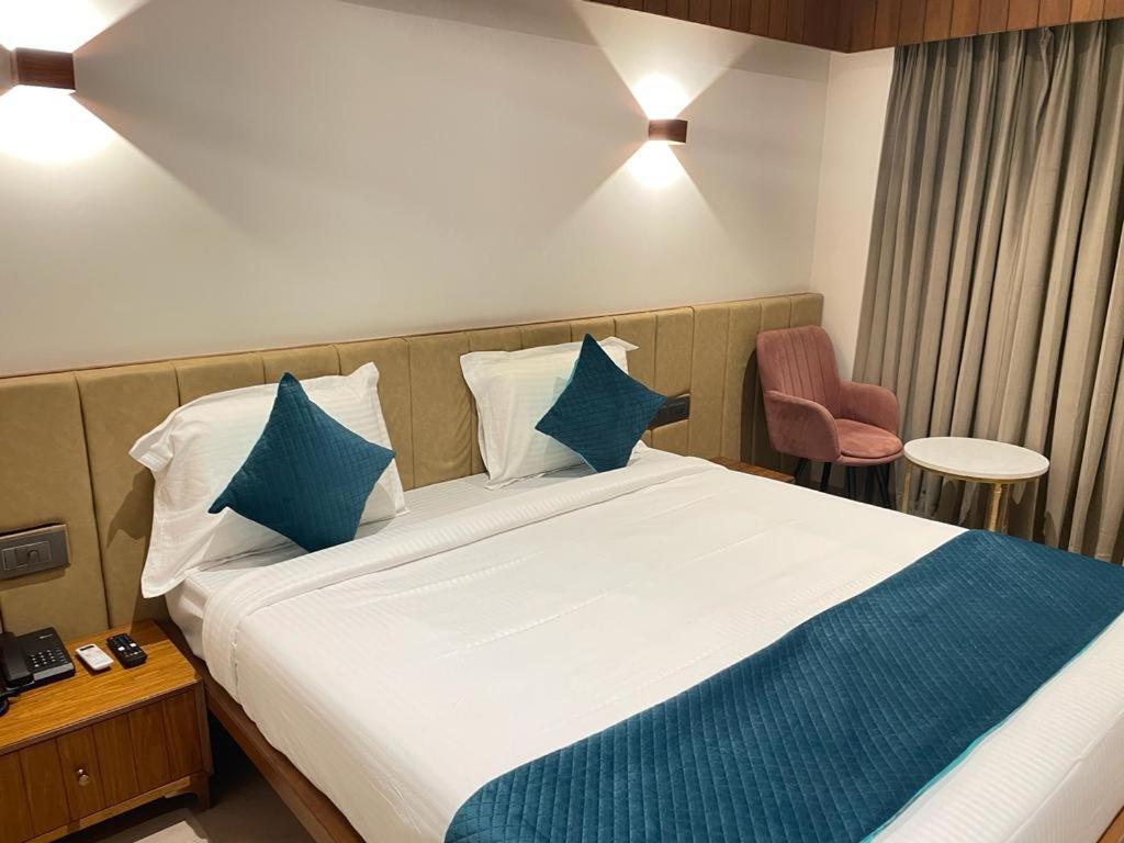 Hotel Emora Tree Мисор Стая снимка